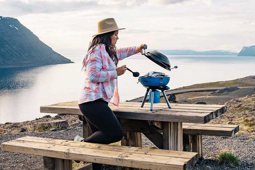 Une femme faisant un barbecue en Islande