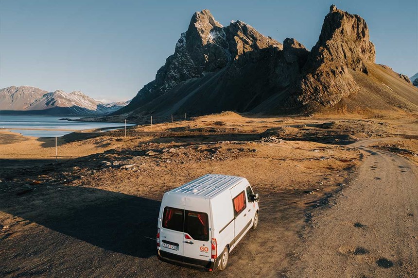 camper stationné en islande