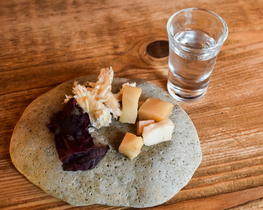 Requin séché avec un verre, recette traditionnelles islandaise